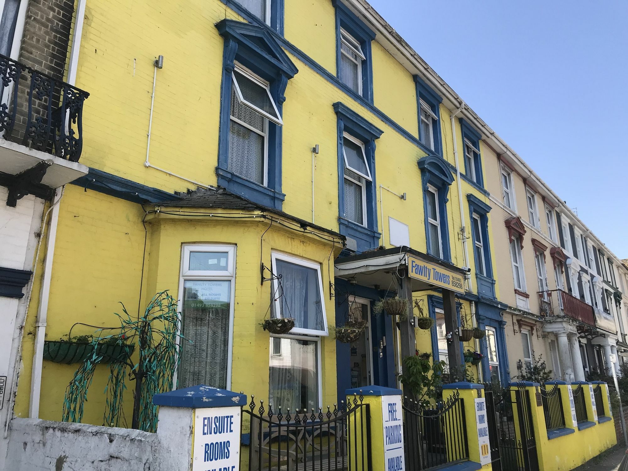 Fawlty Towers Hotel Great Yarmouth Exterior photo